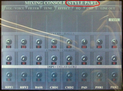 Opakovaným stiskem tlaítka MIXING CONSOLE se na displeji pepínáme mezi