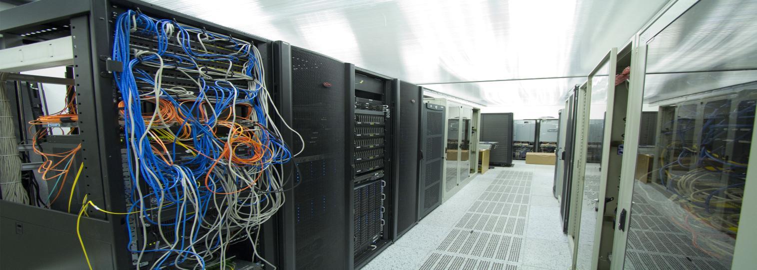 Hardware středisko FZÚ Hlavní serverovna 62 m2, ~20 racks 350 kva motor generator, 200 +