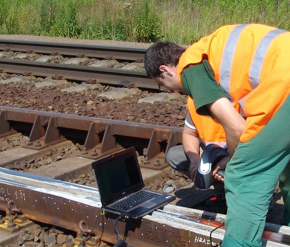 lze opravovat plochy od nasnímaných nečistot či od ploch nesouvisejících s danou součástí. Plochy jsou poté exportovány do výměnných formátů 3D CADů.