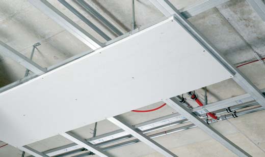 4-33 Příklad kovové rámové spodní konstrukce Pokud se spodní konstrukce pro stěnové vytápění/chlazení REHAU - suchý způsob skládá z dřevěných rámů avzpěr, je nutno dodržet následující body: - Použité