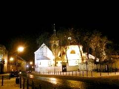 Svatováclavský areál je v noci pěkně nasvětlen. Vlevo je kostelík sv.