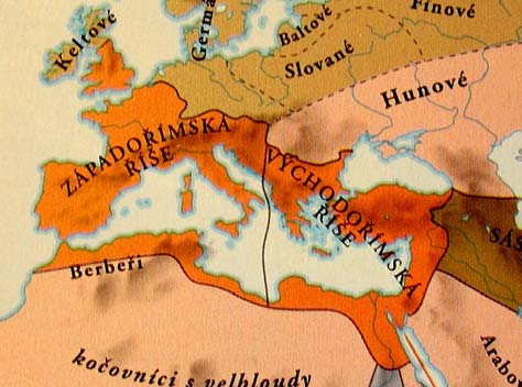 Byzantská říše, jehož je vzkvétající metropole středem, je místem rozvíjení tradic řecké a římské vzdělanosti, sídlem císařů, byzantské šlechty, církevního kléru.