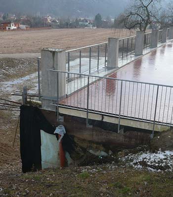 Ale do školy chodí naše černošické děti a já nechci, aby si zvykaly na to, že nepořádek je normální. je rovněž plné odpadků.