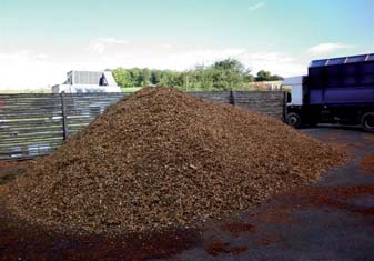 Ročně se ve výtopně spotřebuje 500 600 t odpadního dřeva (foto: Obec