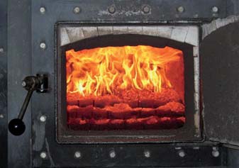 Teplota ve spalovací komoře při optimálním hoření dřevní štěpky dosahuje 800