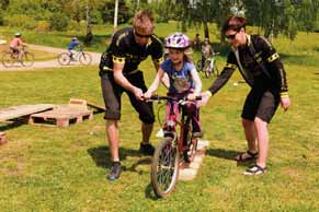 Rozjížděli se, brzdili, jezdili přes překážky, projížděli brankami, zkrátka si zkoušeli různé cyklistické dovednosti. Ve čtvrtek 14. 5. se akce zúčastnili prvňáčci a v pátek 15. 5. druháčci.