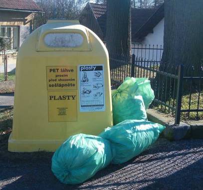 Upozornění na nešvary v naší obci Opětovně upozorňujeme majitele osobních automobilů, aby svá auta parkovali mimo veřejné cesty.