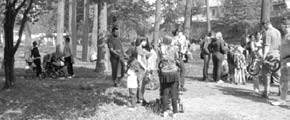 Text a foto: Marie Budíková Uhořela pouze jedna čarodějnice. Foto: Zdeněk Šmýd Jak to patří správně? Děti musí poskládat pexeso, spojit obrázky a slovní pojmenování.