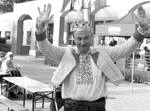 Součástí zahajovacího kulturního koktejlu byla i soutěž o Krále bavičů. Jožka Černý kromě jiného mluvil o svém kamarádovi, který trpěl pro muže velmi těžkou nemocí, nemohl uzvednout štamprli.