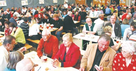 O doprovodný program se postarali folkloristé. Na našem snímku jsou zachyceny při vystoupení Kuželovské zpěvulky s muzikou vedenou Martinem Kománkem. Pozemky mají dva majitele.