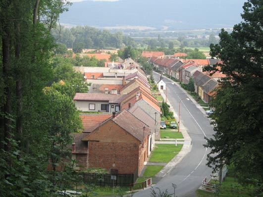 Mgr. Jiří Kaláb NPÚ ÚOP v Olomouci Obr. 9: Nové Dvory, okres Přerov: Celkový pohled. Přední a Zadní Familie Osady Přední a Zadní Familie vznikly na zeleném drnu na místě bývalého rybníka.