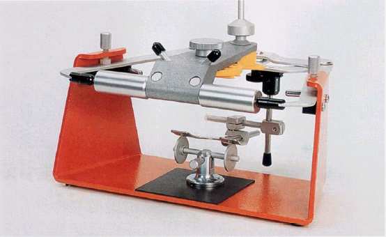 Tento přístroj se má používat k montáži modelu horní a spodní čelisti, aby se artikulátory udržovaly bez sádry.