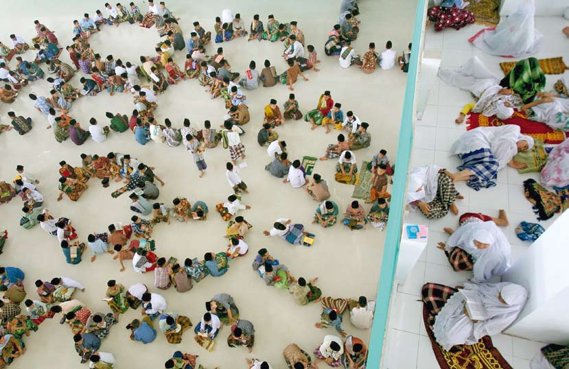 24 nakonec foto dne Začal ramadán. Studenti islámské internátní školy v Medanu na severu indonéské Sumatry zahájili v modlitebně postní měsíc ramadán společným čtením z koránu.