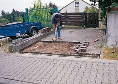 Proto dlažbu rozebírejte od kraje, popř. nejdříve odstraňte obrubník. Kostky se pak možná dají využít někde jinde.