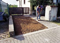 Materiál, který leží přímo pod odstraněným povrchem, se odtěží až po rostlou půdu, naloží do kontejneru a podle předpisů zlikviduje.