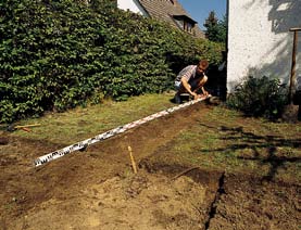 Stávající technické sítě. Pokud na svém pozemku uvažujete o výstavbě zasakovacího objektu, ujistěte se, že se zde nenacházejí žádné technické sítě, např.