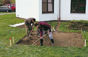 Praktický rádce pro obnovu propustnosti povrchů a zasakování Návrh a realizace průlehu Výstavba Pro samotné zhotovení potřebujete tyto materiály a nářadí.