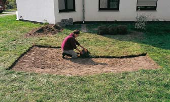 Dlažební kostky usazujte do betonového lože. Mějte na paměti, že žlábek musí mít min. spád 1 cm na 2 m.