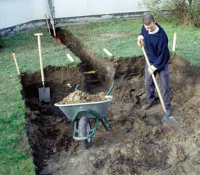 Po straně výkopu si vyhraďte pás, který budete používat jako pracovní prostor. 2.