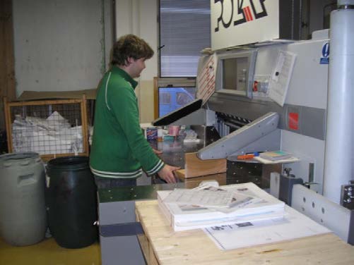 Archy, které jsou potištěny v ofsetovém tiskovém stroji, jdou dále na tzv. knihařské zpracování.
