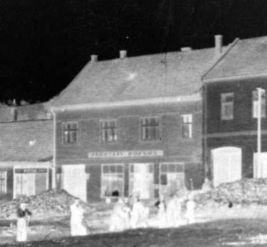 Roku 1941 si podali žádost o udělení povolení ke stavbě kanceláře, patrového dvorního traktu s garáží a sociálního zařízení Stavbu vedl stavitel Vítězslav Pavelka. R.