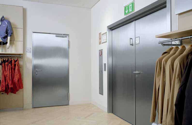 Dveře se silnou a plochou polodrážkou, horními panely a moderními tvary prosklení skýtají opticky estetická řešení.