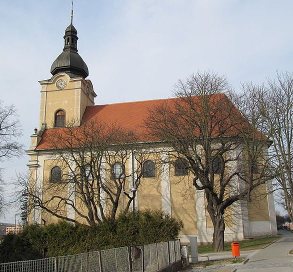 Tento se nachází ve středu města nad Masarykovým náměstím.