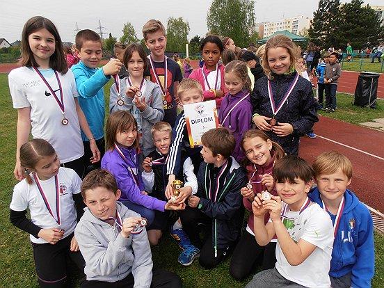 SPORTOVNÍ SOUTĚŽE Štafetový pohár Ve čtvrtek 30. dubna se zúčastnila šestnáctičlenná skupina žáků 2. - 5. tříd naší školy okresního kola Štafetového poháru.