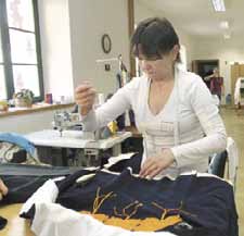 Romana Habartová, což obnáší časté a pravidelné konzultace o dostupných materiálech, technikách šití a vyšívání, podotkla manažerka dílen.