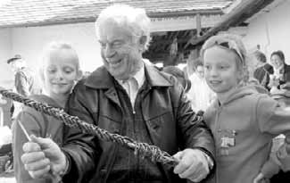 Sloupeček O sadařích mezi námi Mám tuto fotografii, na které vidíte dědu Horáka z Hluku se svými vnučkami, velmi rád.