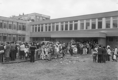 TAKOVÍ JSME BYLI 1. září 1981 nastoupilo do nově postavené budovy Základní školy, Charkovská 1 celkem 812 žáků, z toho 220 prvňáčků. V prvním pololetí probíhalo vyučování v 16 učebnách pavilonu C.