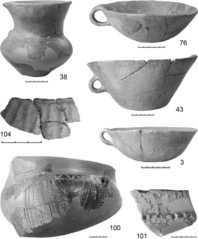 Archeologické rozhledy LXII 2010 233 Obr. 10. Praha 9 Běchovice, obj. 5/76. Celé nádoby z keramického depotu, fragmenty č. 100 104 z přeoraného nadloží. Fig. 10. Prague 9 Běchovice, feature 5/76.