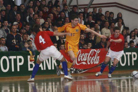 Co je futsal? Termín futsal je mezinárodní název používaný pro fotbal v hale, neboli malý fotbal, se svými specifickými pravidly.