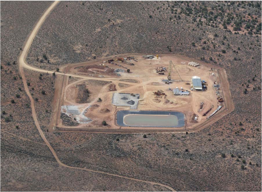 Těžba uranu Uran je v přírodě zastoupen cca 500x více než zlato. Hloubka ložiska pod povrchem spolu s místními geologickými podmínkami rozhodují o volbě mezi povrchovým a podzemním způsobem těžby.