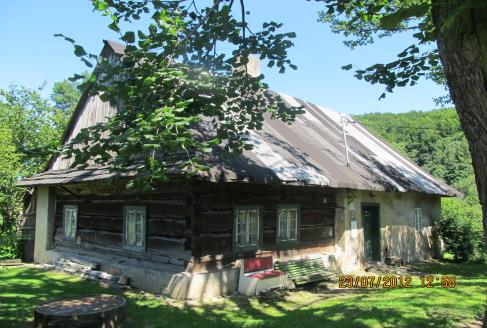 Budova sestává ze tří, vzájemně se prostupujících hmot, završených zvalbenými střechami, krytými pálenou taškou.