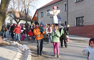 Klecanský zpravodaj duben 2014 Velikonoční svátky v klecanském kostele Nanebevzetí Panny Marie Starobylé křesťanské velikonoční obřady začínají v našem kostele na Zelený čtvrtek (17. 4.