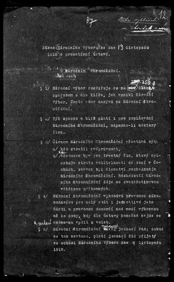 Kat. č. 80 Návrh zákona o prozatímní ústavě, 1918. 80) Návrh zákona o prozatímní ústavě. Praha, 1918, 13. listopadu, koncept, česky, strojopis, 3 listy, 22 x 35 cm. PMR, inv. č. 2963, kart.