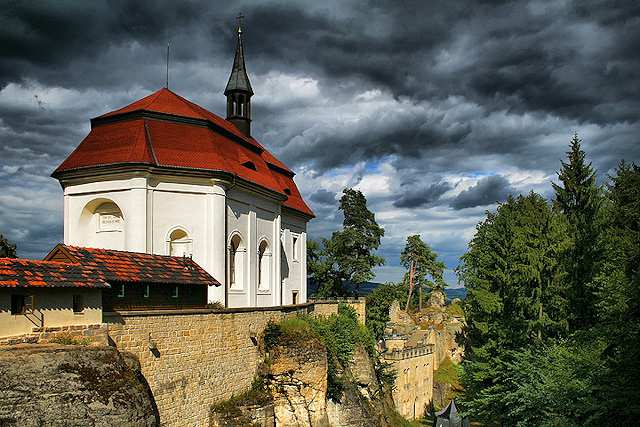 z Valdštejna. Valdštejnové drželi zámek až do r. 1821, kdy panství prodali Janu Lexovi z Aehrentalu; Aehrentalové dali zámek přestavět v r.1859 ve stylu romantické novogotiky podle plánů arch. B.