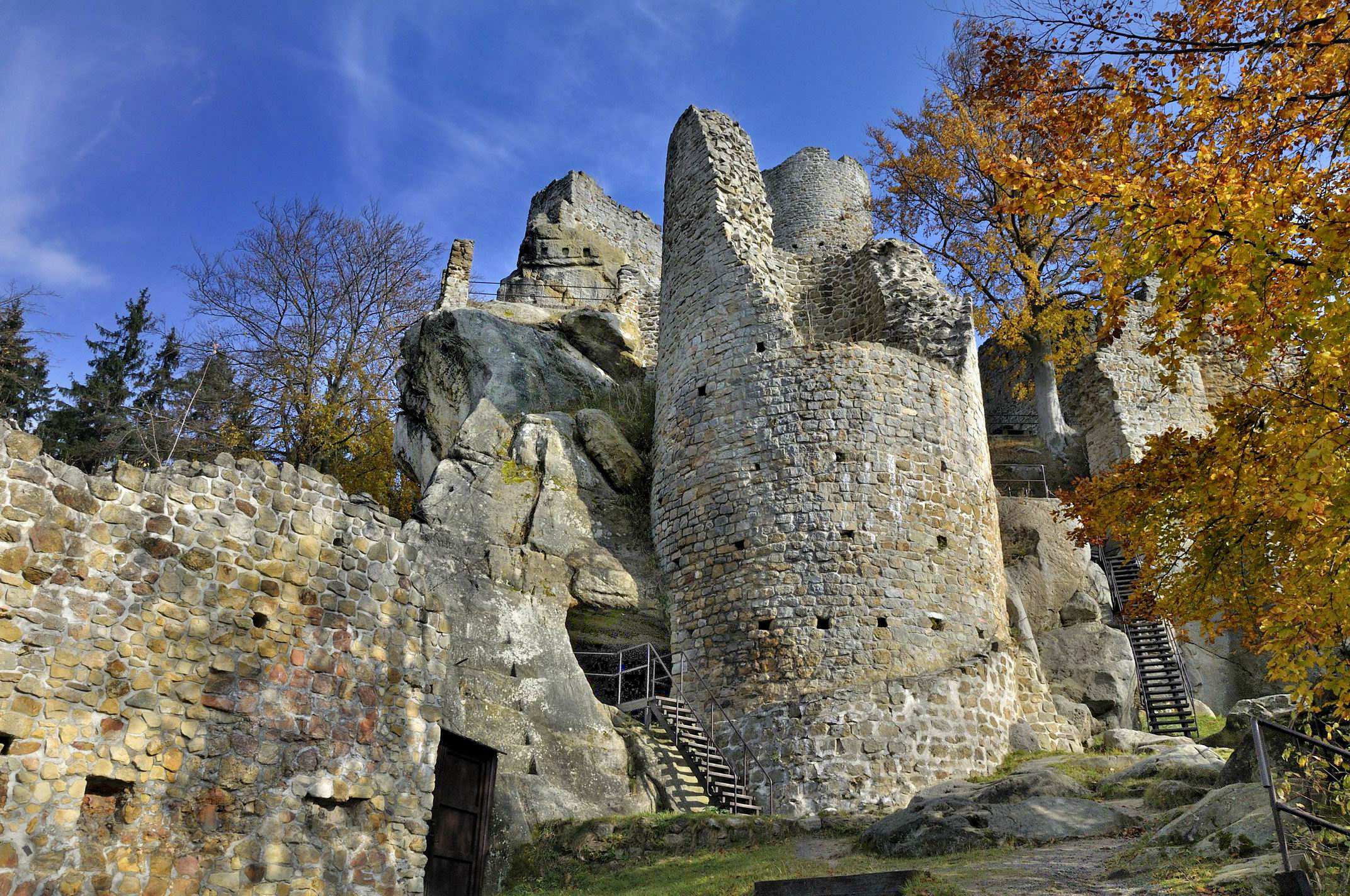 století byl opuštěn, později shořel a zničený hrad znovu pozvedli až Valdštejnové, kterým patřil dalších 200 let. V 18. století zde vybudovali nevšední poutní místo s jedinečnou atmosférou.