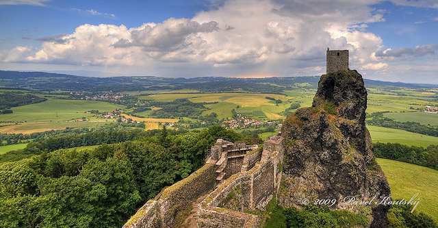 Jako zajímavý turistický cíl zpřístupnili hrad Valdštejn mezi prvními památkami v ČR. Hrad Frýdštejn http://www.frydstejn.cz/ Zřícenina hradu Frýdštejna je jedním ze tří hradů jabloneckého okresu.