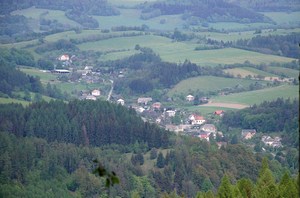 Bömisch Märzdorf), k Šumperskému panství. Byla nejseverněji položenou českou obcí v pohraniční oblasti.