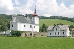 V obci Komňátka byla postavena základní škola v roce 1878 (do dnešní podoby dostavěna v r. 1936), která svůj provoz pro nedostatek žáků ukončila v roce 1969. Prvním učitelem byl Jan Minář.