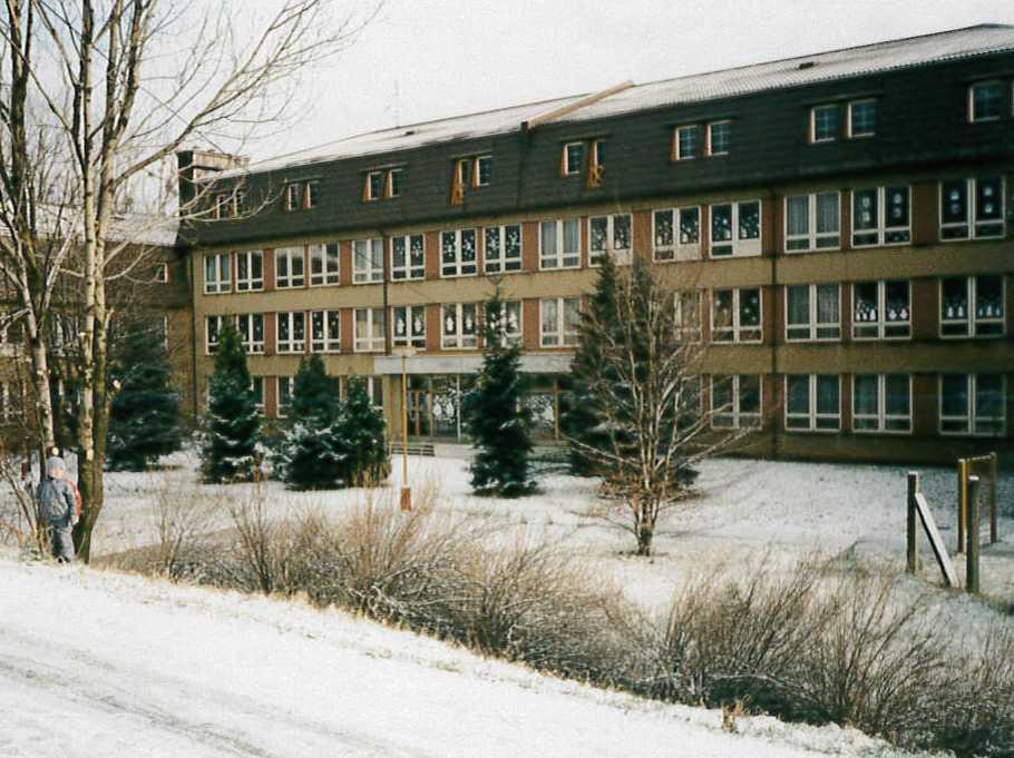 odkoupen pozemek p. PĚLUCHY v centru obce. K slavnostnímu otevření školy došlo 1. 9. 1977.