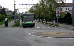 zmenšení prostoru pro automobilovou dopravu na komunikaci.