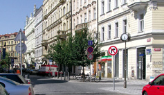 silnice II/262 obcí) v České Lípě. Původní přechod přes celou šířku komunikace byl zkrácen vysazením (= rozšířením) ploch chodníků.
