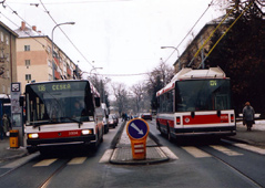 I poté, co k tomuto průtahu vznikla velmi komfortní objízdná trasa, zůstávalo na původní komunikaci hodně tranzitní dopravy.