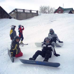 vybíjená ) Celodenní výlet s výukou lyžování a snowboardingu, pro nelyžaře sáňkování (v případě špatného počasí náhradní program) Dobrodružné hry v lese Cena jednoho dne je 200 Kč, zbytek doplácí MČ