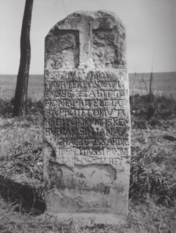 SMÍRČÍ KÁMEN Foto: Pavel Foltýn LÉTA PÁNĚ 1605 VE ČTVRTEK PO SVATÉM DUŠE ZABIT JEST OD NEPŘÍTELE TATARA, PROTI TOMUTO KŘÍŽI, POD TÍM MOSTKEM, BURIÁN, SYN JANA MACHACZE Z SSARDICZ, JEHOŽTO DUSSI