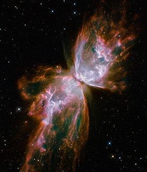 Tento obrázek poskytnutý NASA, zveřejněný ve středu, 9. září 2009, pořízený opraveným Hubblovým teleskopem, ukazuje nebeský objekt, který vypadá jako krásný motýl.