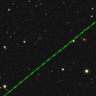 První obrázek ukazuje fotografii zorného pole s jasnou hvězdou v blízkém okolí. Její světlo se odrazí od tubusu dalekohledu a dopadne na čip.